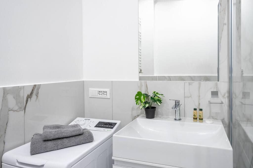 Duomo'S Nest - Central Mini-Apt Милано Екстериор снимка